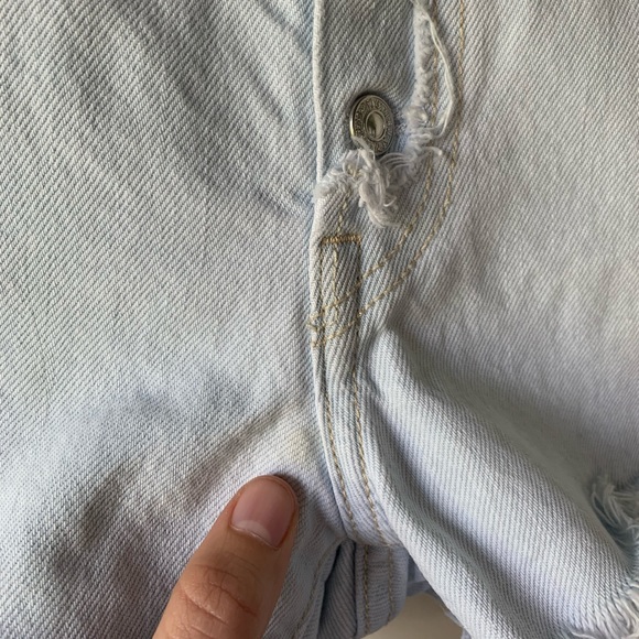 Levi’s 501 light wash mid rise cut off short - Picture 8 of 9